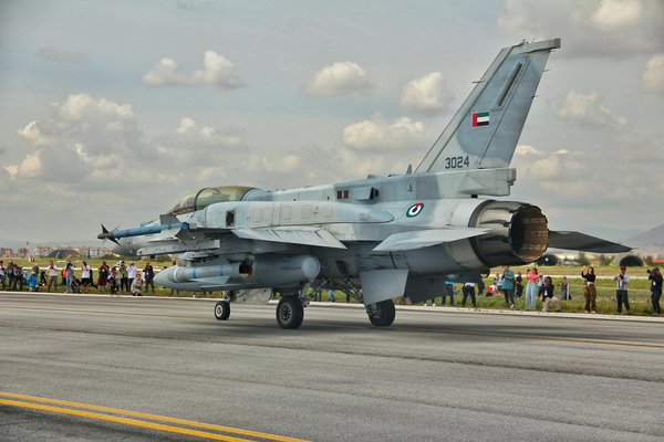 Veste sur robe de soirée : nos astuces pour un look parfait